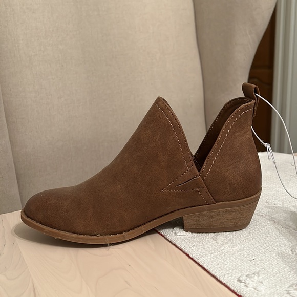 Universal Thread Goods co. Brown booties - Picture 2 of 4